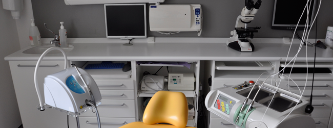 Plan de travail de la salle de soins, avec microscope et écrans