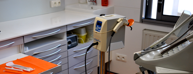 Équipement de soins à côté du fauteuil